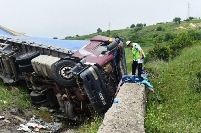 Çamaşır Makinesi Yüklü Tır Devrildi, Sürücü Yaralandı