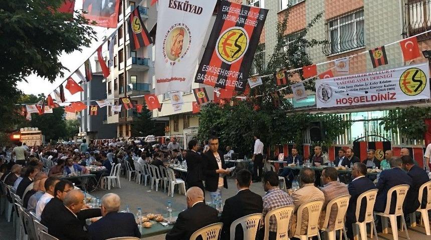 Eskişehirliler Kartal Belediyesi&rsquo;nin D&uuml;zenlediği İftar Yemeğinde Buluştu