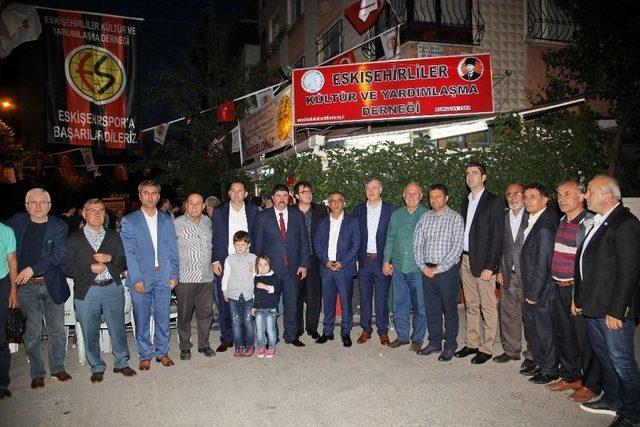 Eskişehirliler Kartal Belediyesi&rsquo;nin D&uuml;zenlediği İftar Yemeğinde Buluştu 2