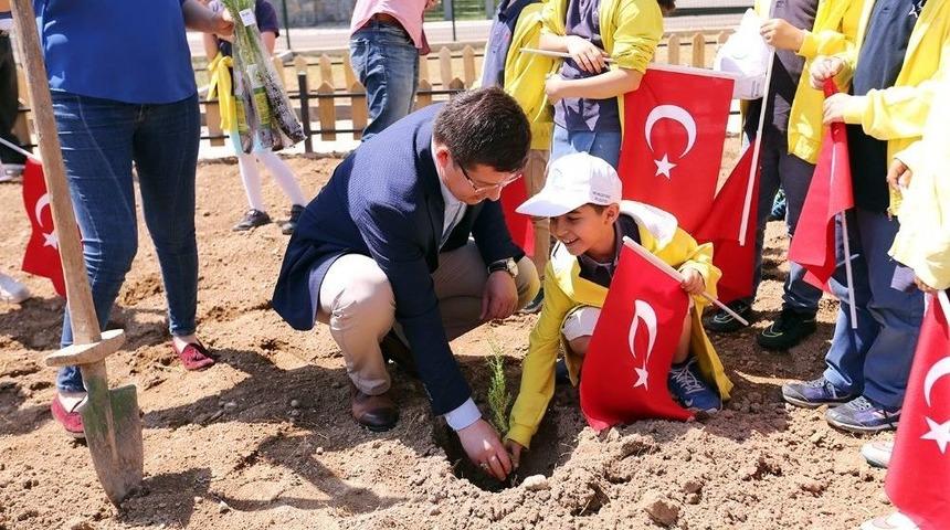 Başkan Subaşıoğlu Öğrencilerle Hobi Bahçelerine Fidan Dikti