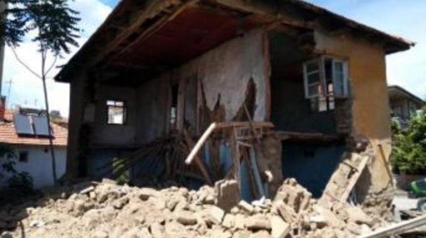 Yıkmaya &Ccedil;alıştığı Evin Duvarının Altında Kalarak Yaralandı