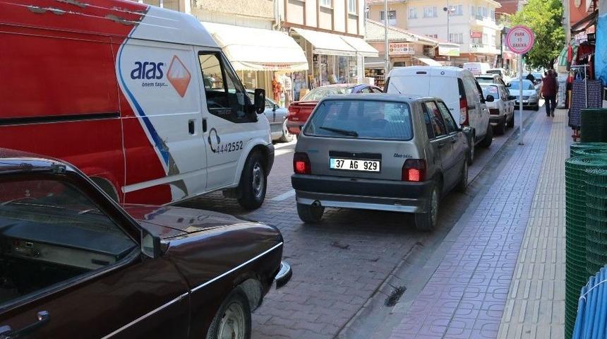 Bozkurt&rsquo;ta İşyerlerinin &Ouml;n&uuml;ne Duba Koyan İşletmelere Trafik Cezası
