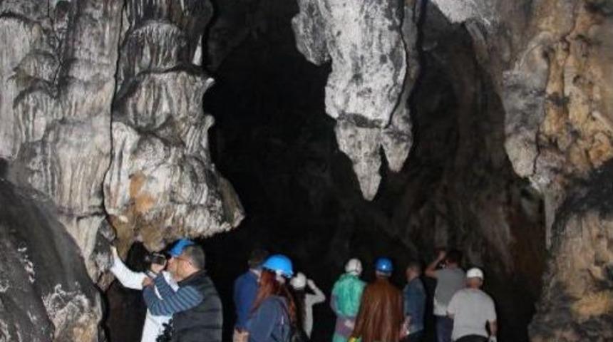 Mağara Diş Fır&ccedil;asıyla Temizleniyor