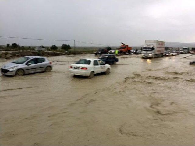 Burdur'da Sel Yolu Kapattı