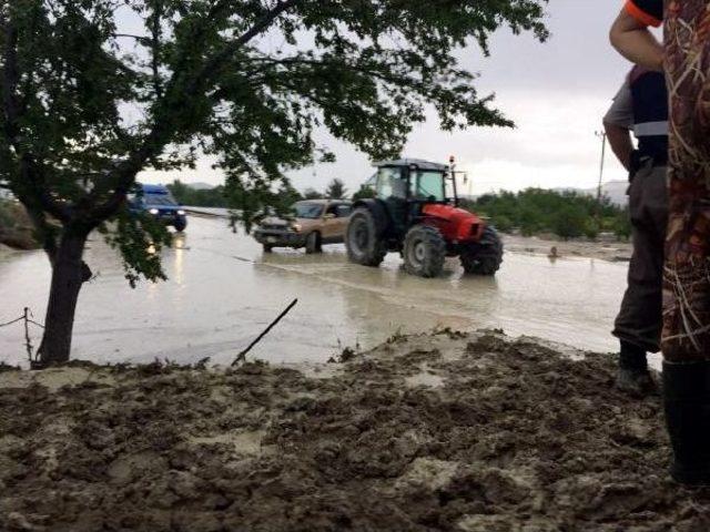 Burdur'da Sel Yolu Kapattı