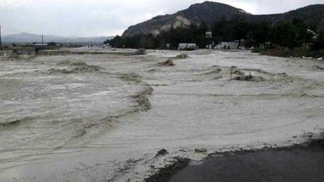 Burdur'da Sel Yolu Kapattı