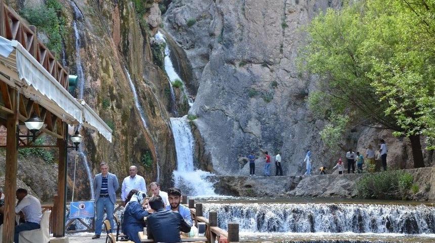 G&uuml;npınar Şelalesine Ziyaret&ccedil;i Akını Başladı