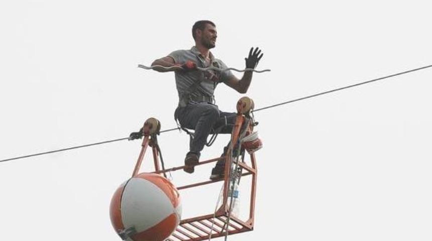 Bursa'da Tellerdeki Iş&ccedil;i Paraş&uuml;t&ccedil;&uuml; Sanılınca, Polisi Alarma Ge&ccedil;irdiler