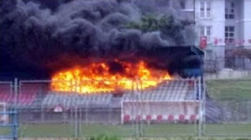Spor Tesisinin Trib&uuml;n&uuml; Alev Alev Yandı