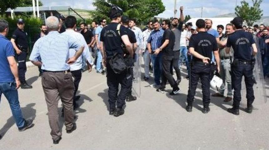 Sivas'ta Işten &Ccedil;ıkarılan Fabrika Iş&ccedil;ilerinden Eylem