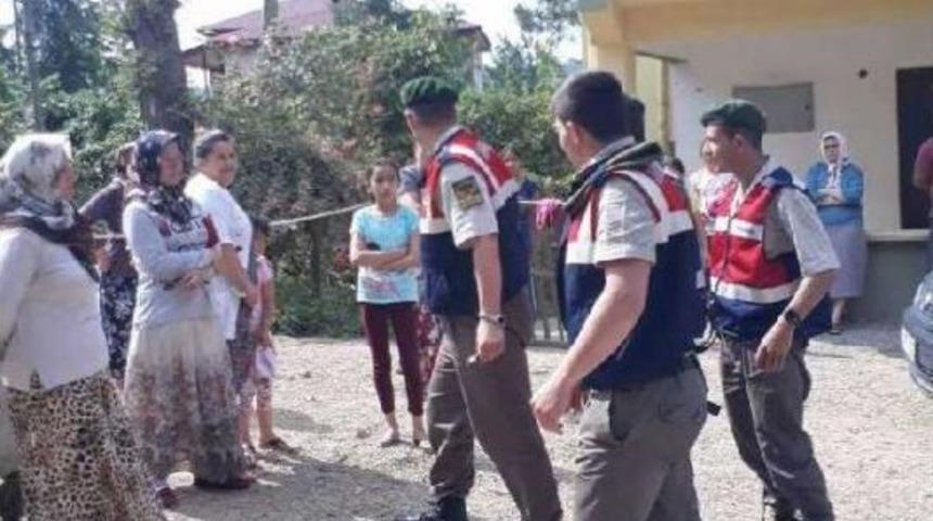 Belediyeye Tepki G&ouml;sterip Yolu Kesen Kadınları Jandarma Ikna Etti