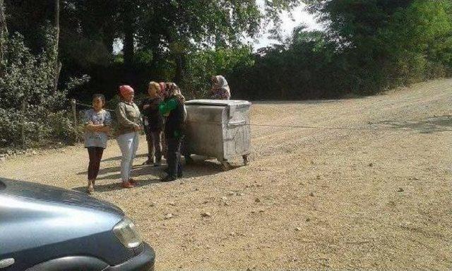 Belediyeye Tepki Gösterip Yolu Kesen Kadınları Jandarma Ikna Etti