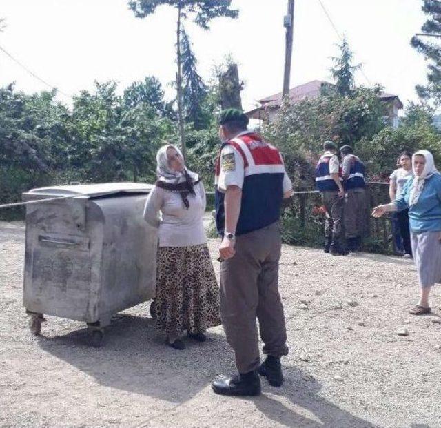 Belediyeye Tepki Gösterip Yolu Kesen Kadınları Jandarma Ikna Etti