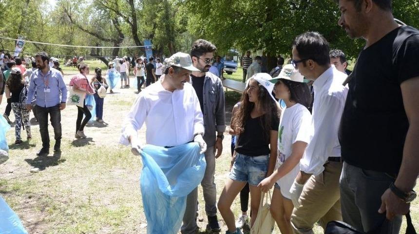 Vali Kaymak, Çevre Günü’nde Öğrencilerle Çöp Topladı