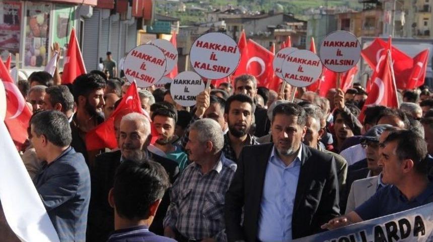 Hakkarililer Ellerinde T&uuml;rk Bayrakları İl Kalmak İ&ccedil;in Y&uuml;r&uuml;d&uuml;