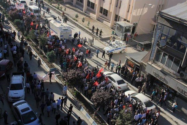 Hakkarililer Ellerinde Türk Bayrakları İl Kalmak İçin Yürüdü