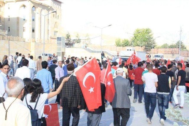 Hakkarililer Ellerinde Türk Bayrakları İl Kalmak İçin Yürüdü