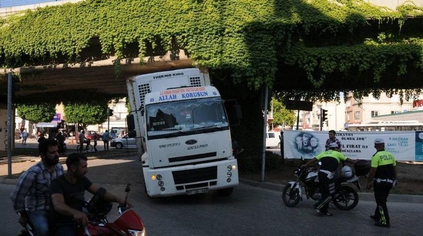 Adana&rsquo;da Kamyon Metro K&ouml;pr&uuml;s&uuml;ne Sıkıştı