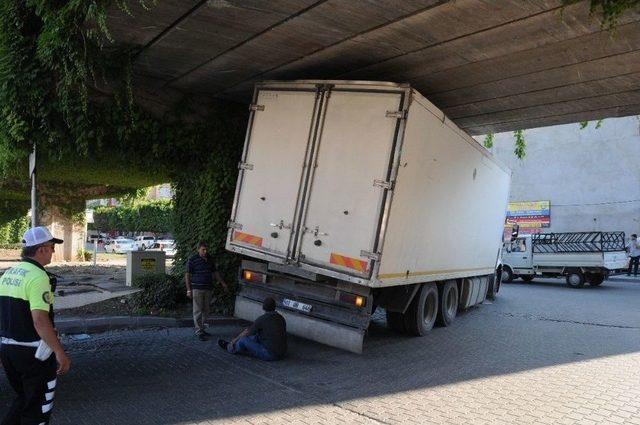 Adana’da Kamyon Metro Köprüsüne Sıkıştı