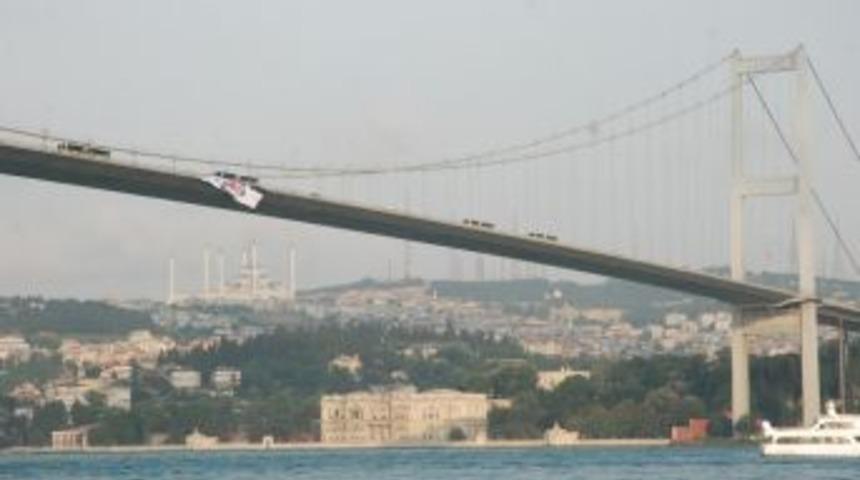 Beşiktaş&rsquo;ın Bayrağı K&ouml;pr&uuml;ye Asıldı