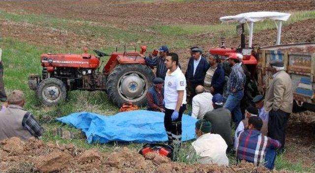 Tarla Sürerken Traktörün Altında Kalan Çiftçi Öldü