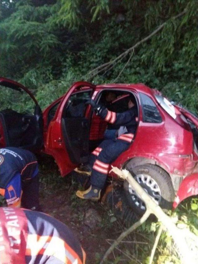 Trabzon’da Otomobil Uçuruma Yuvarlandı: 2 Yaralı