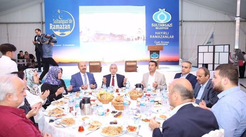 Sultangazi&rsquo;deki İftar Yemeği &Ouml;ğrencileri Bir Araya Getirdi