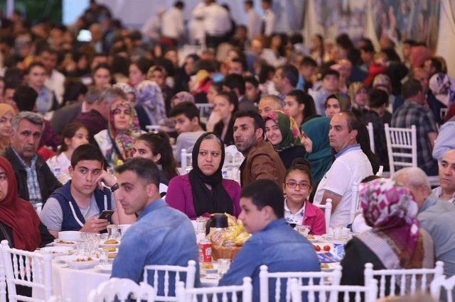 Sultangazi’deki İftar Yemeği Öğrencileri Bir Araya Getirdi