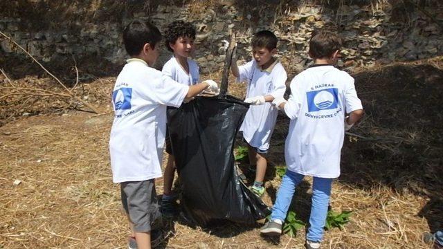 Burhaniye’de Çevre Gününde Öğrenciler Plaj Temizledi