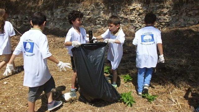 Burhaniye’de Çevre Gününde Öğrenciler Plaj Temizledi