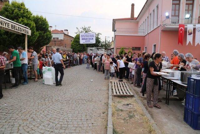 Doğan Çelik Burhaniye De İftar Verdi