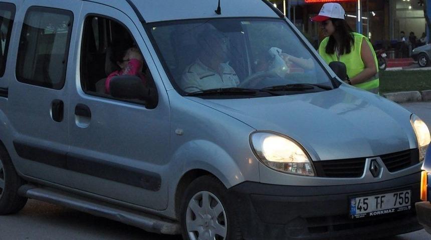 Kırmızı Işıkta S&uuml;r&uuml;c&uuml;lere İftarlık Dağıttılar