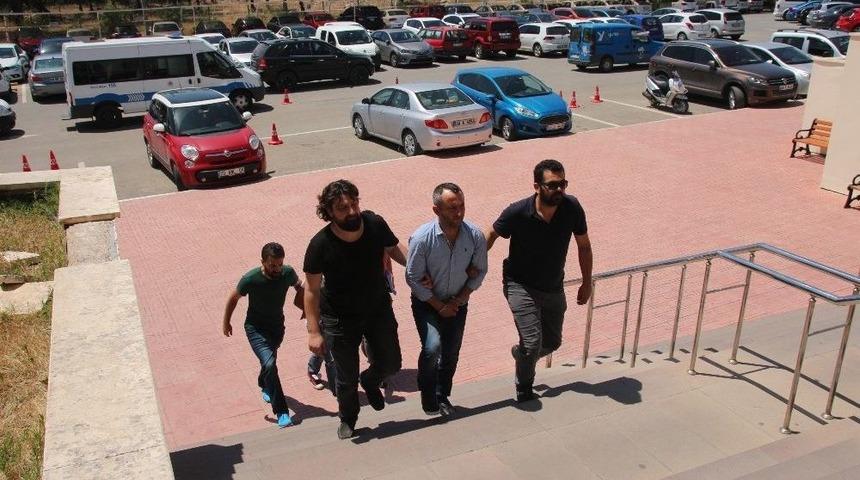 Ev Aramasına Giden Polisler Uyuşturucu Partisinin Ortasına D&uuml;şt&uuml;