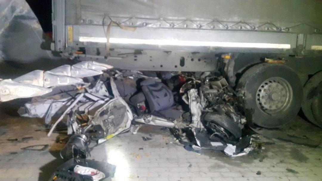 Otomobil Tırın Altına Girdi: 2 &Ouml;l&uuml;