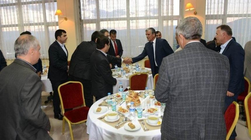 Vali &Ouml;zefe Tarafından İftar Programı D&uuml;zenlendi