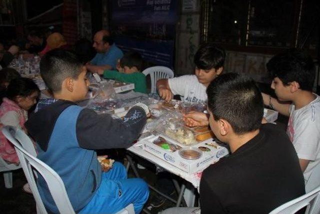 Kağıthane’De Sokak Iftarı Geleneği Bu Kez Çocuklarla Yaşatıldı