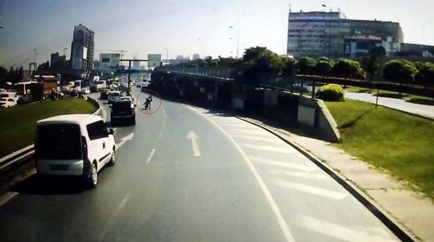 (&ouml;zel Haber)merter D-100&rsquo;de Yola Savrulan Motosikletli Kamerada