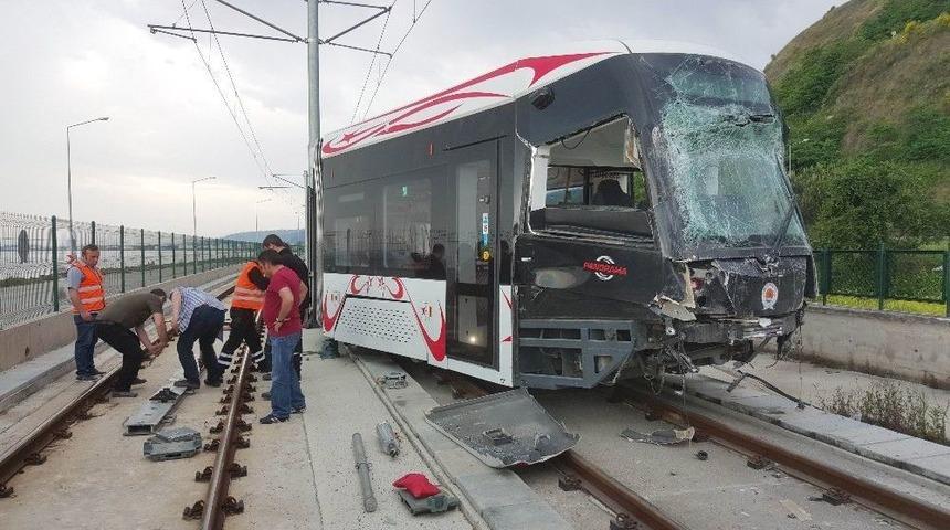 Tramvay, Arıza Yapan &Ouml;n&uuml;ndeki Tramvaya &Ccedil;arptı: 1 Yaralı