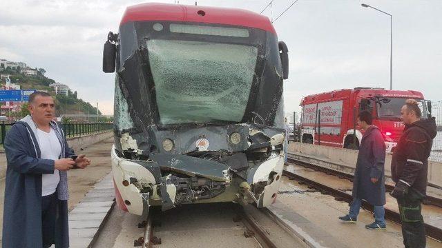 Tramvay, Arıza Yapan Önündeki Tramvaya Çarptı: 1 Yaralı