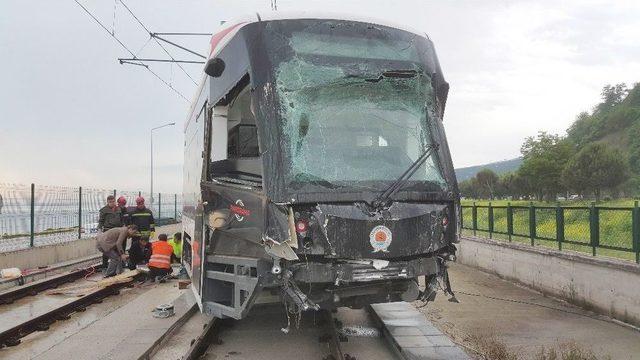 Tramvay, Arıza Yapan Önündeki Tramvaya Çarptı: 1 Yaralı