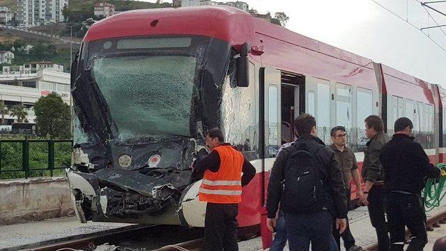 Tramvay, Arıza Yapan Önündeki Tramvaya Çarptı: 1 Yaralı