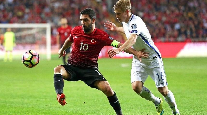 Arda Turan Gazeteciye Saldırdı