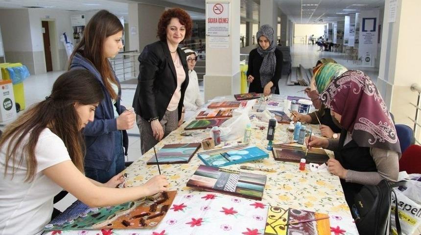 &Uuml;niversite &Ouml;ğrencileri Atık Malzemeleri Sanat Eserine D&ouml;n&uuml;şt&uuml;rd&uuml;ler