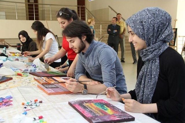 Üniversite Öğrencileri Atık Malzemeleri Sanat Eserine Dönüştürdüler