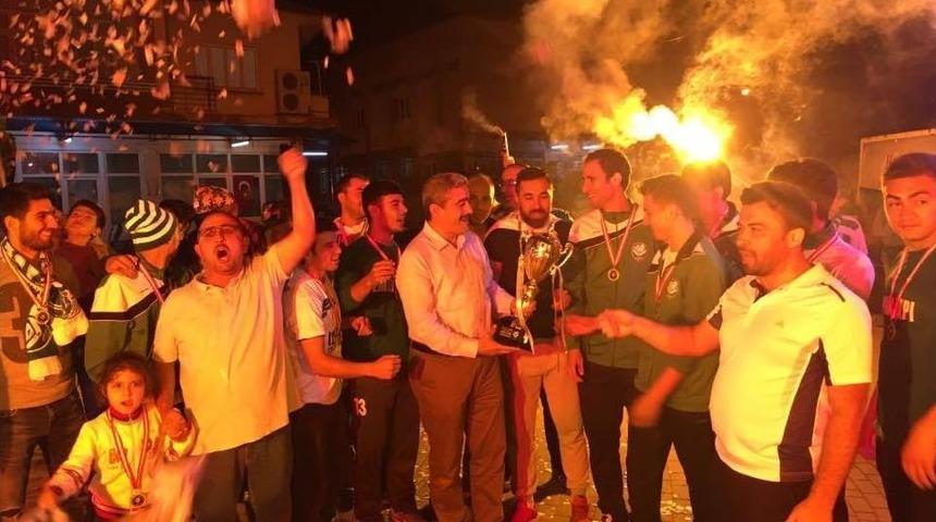 1. Amat&ouml;r K&uuml;meye Y&uuml;kselen Arslanlıspor Kupayı Kaldırdı