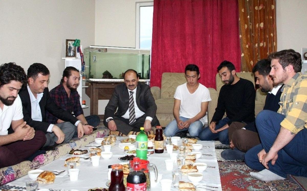 (&ouml;zel Haber) Rekt&ouml;r, &Ouml;ğrencilerin Hazırladığı Yer Sofrasında İftar Yaptı