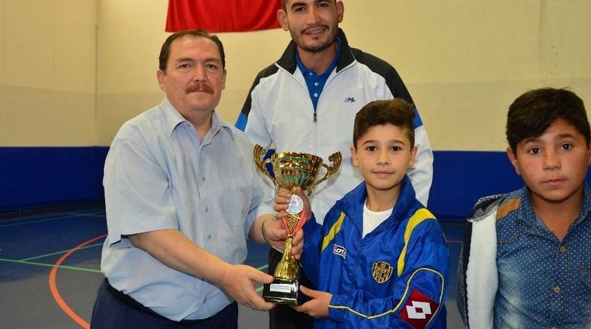 Pursaklar&rsquo;da Okul Sporları Şampiyonları &Ouml;d&uuml;llerine Kavuştu