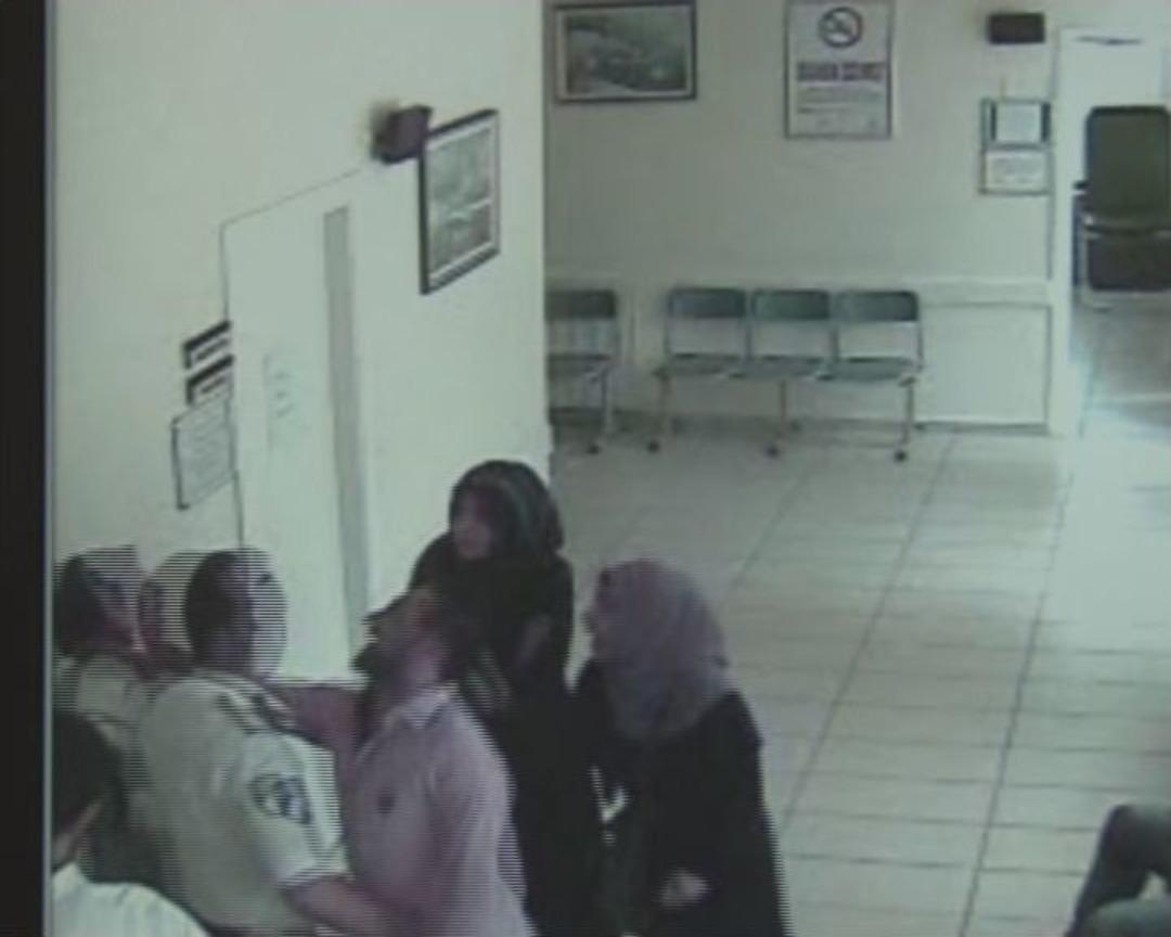 (&ouml;zel Haber) Bayan Doktora Makasla Saldırıp, Yerde S&uuml;r&uuml;klediler..o Anlar Kameraya Yansıdı
