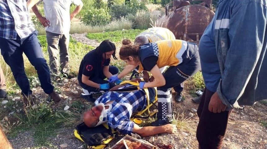 Virajı Alamayan Motosiklet Su Tankerine &Ccedil;arptı: 1 Yaralı