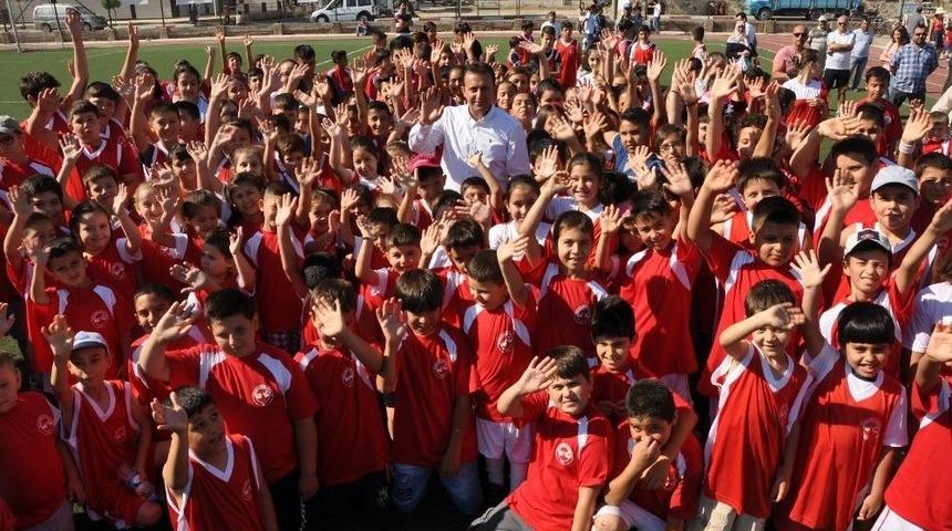 Menderes&rsquo;te Spor Okullarına &Uuml;cretsiz Kayıtlar Başladı